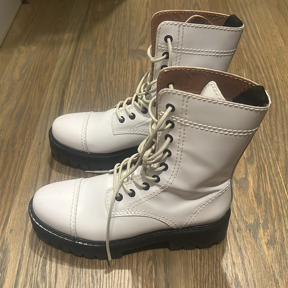 Alexa Chung lace up white military boots. - Picture 4 of 6